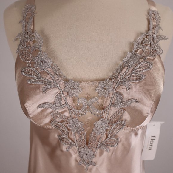 ❄ NWT Flora Nikrooz Taupe Silver Satin Lace Bridal Nightgown Lingerie Negligee S - Picture 3 of 12